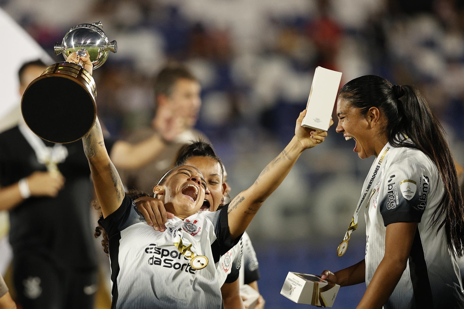 Jugadoras de Corinthians celebran con el trofeo al ganar la Copa Libertadores Femenina. EFE/ Juan Pablo Pino
