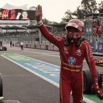 El piloto español de Ferrari Carlos Sainz celebra tras ganar la 'pole' del Gran Premio de F1 de México en el autódromo Hermanos Rodríguez. EFE/José Méndez