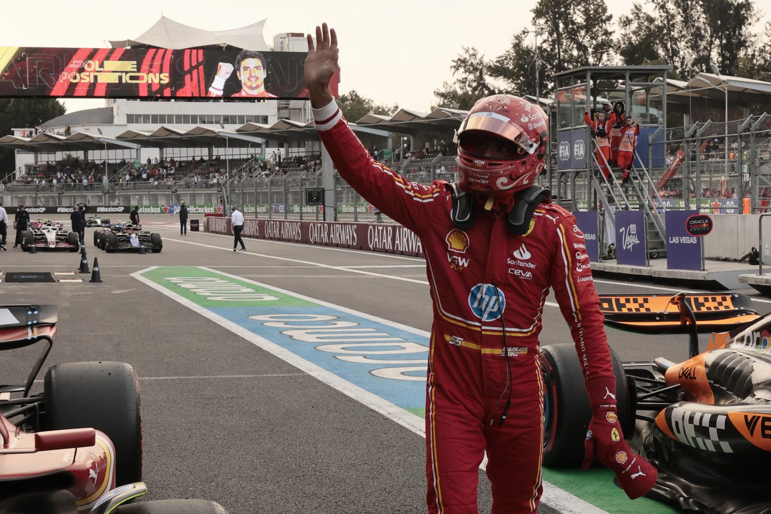 El piloto español de Ferrari Carlos Sainz celebra tras ganar la 'pole' del Gran Premio de F1 de México en el autódromo Hermanos Rodríguez. EFE/José Méndez