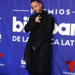 El cantante J Balvin posa en la alfombra azul de los premios Billboard de la Música Latina, este jueves en el Jackie Gleason Theatre, en Miami Beach (Estados Unidos). EFE/ Marlon Pacheco