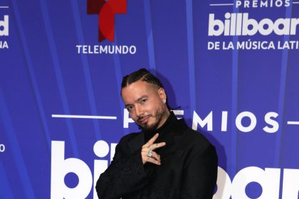 El cantante J Balvin posa en la alfombra azul de los premios Billboard de la Música Latina, este jueves en el Jackie Gleason Theatre, en Miami Beach (Estados Unidos). EFE/ Marlon Pacheco