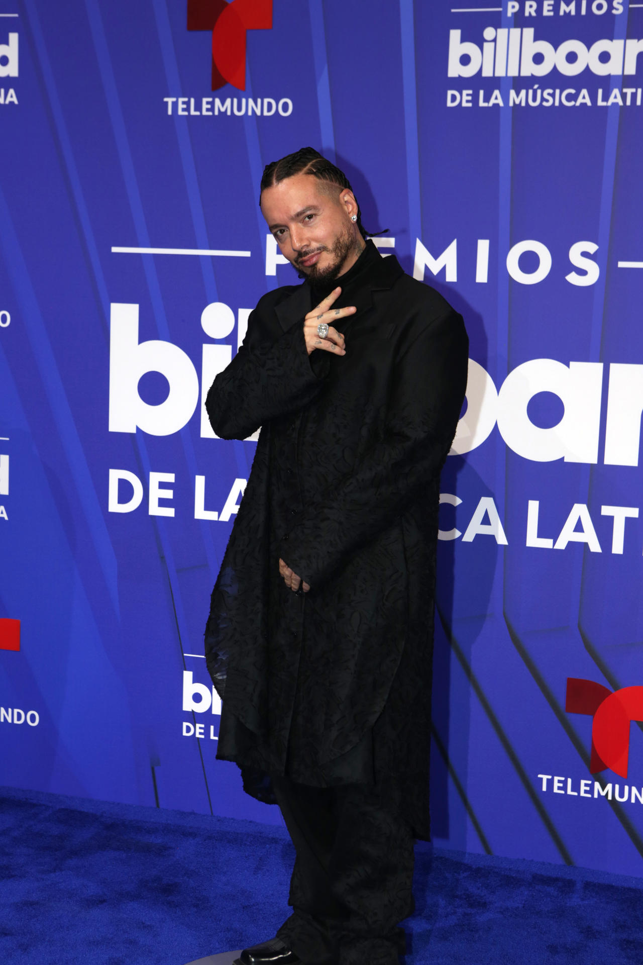 El cantante J Balvin posa en la alfombra azul de los premios Billboard de la Música Latina, este jueves en el Jackie Gleason Theatre, en Miami Beach (Estados Unidos). EFE/ Marlon Pacheco