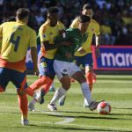 Miguel Terceros (d) de Bolivia disputa el balón con Cristian Alexis Borja (c) de Colombia en un partido de las eliminatorias sudamericanas para el Mundial de 2026. EFE/ Jorge Abrego