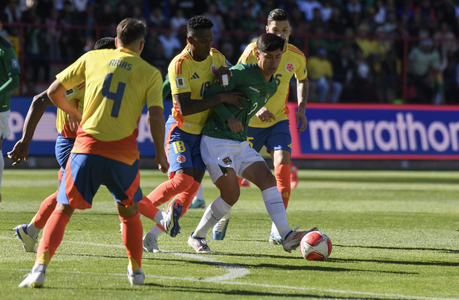 Miguel Terceros (d) de Bolivia disputa el balón con Cristian Alexis Borja (c) de Colombia en un partido de las eliminatorias sudamericanas para el Mundial de 2026. EFE/ Jorge Abrego