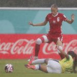 Iga Witkowska (i), de Polonia, disputa un balón con la brasileña Giovanna Waksman en partido del grupo D que se jugó bajo un torrencial aguacero y que dejó eliminada a la Canarinha en Santiago de los Caballeros. EFE/ Diana Sánchez