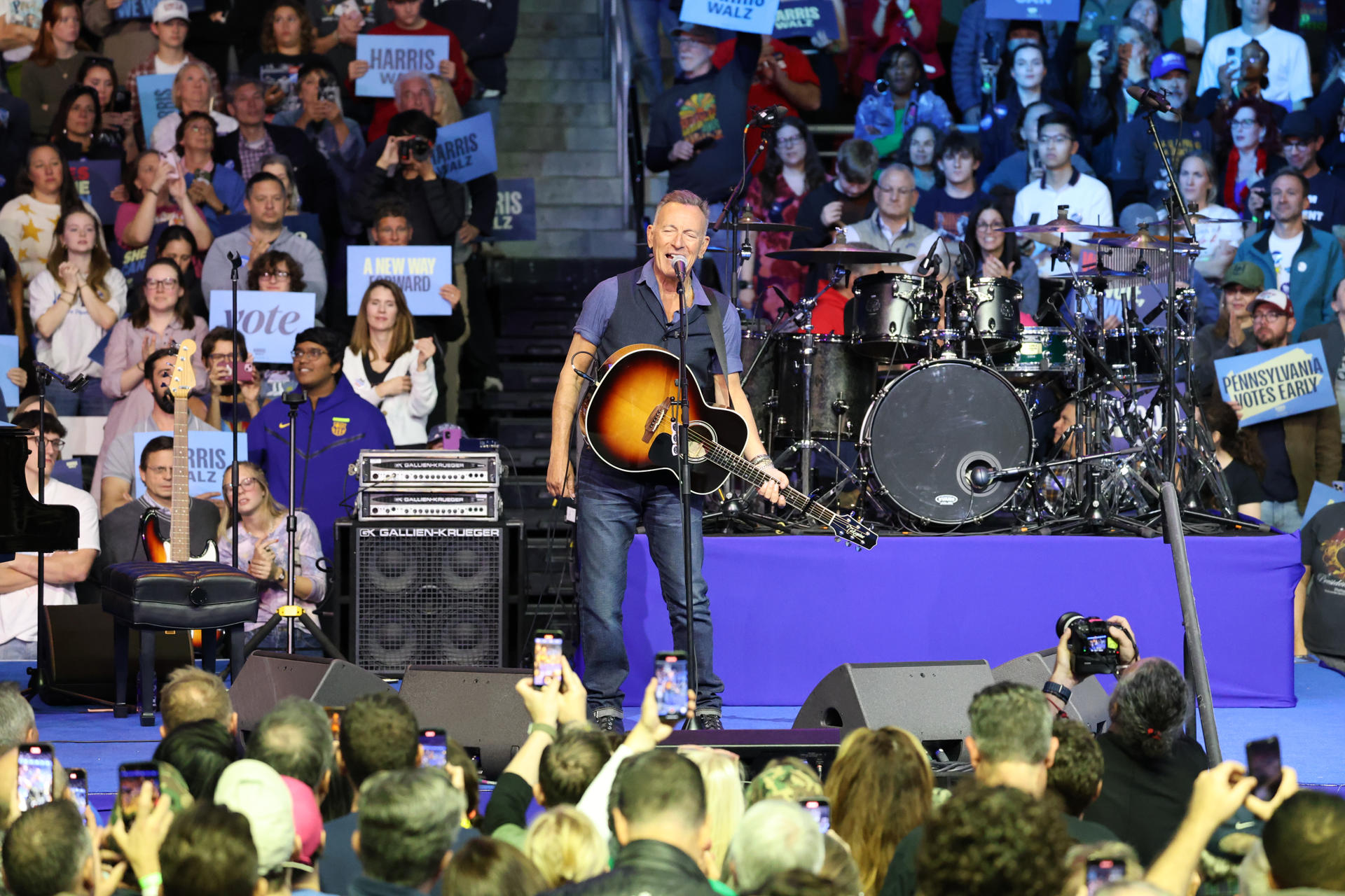 El cantante Bruce Springsteen se presenta este lunes durante un concierto en Filadelfia (Estados Unidos). EFE/ Octavio Guzmán
