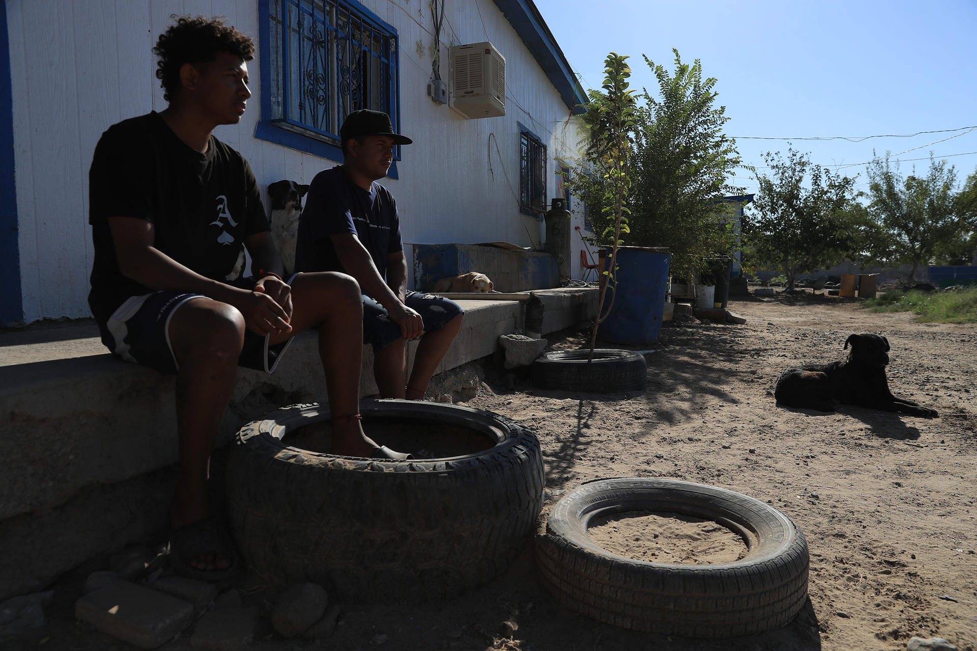 Ángel Landino (i) y Fabián Rodríguez (d) de Honduras, permanecen en un albergue el 10 de octubre de 2024, en espera de resolver si situación migratoria, en Ciudad Juárez en el estado de Chihuahua (México). EFE/Luis Torres
