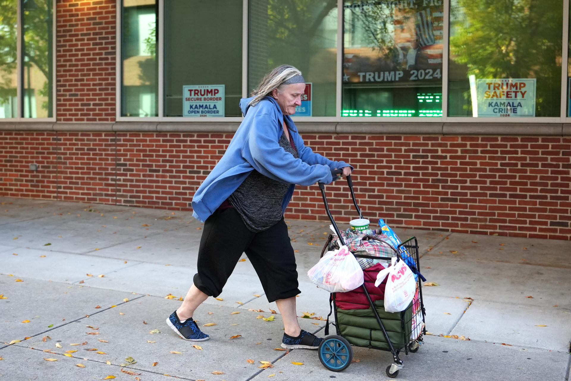 Una mujer camina frente la oficina de la Coalición Latinos Ameircanos Por Trump este lunes en la ciudad de Reading, Pensilvania (Estados Unidos). EFE/Octavio Guzmán
