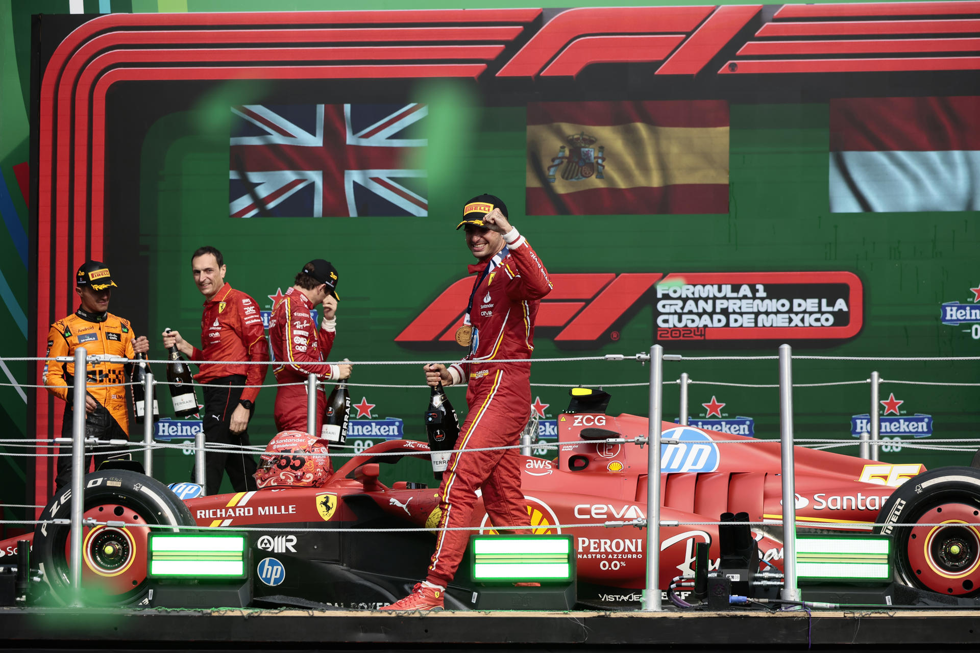 El piloto español del equipo Ferrari Carlos Sainz, celebra tras ganar este domingo en el Gran Premio de Fórmula 1 en el autódromo Hermanos Rodriguez de la Ciudad de México (México). EFE/José Méndez
