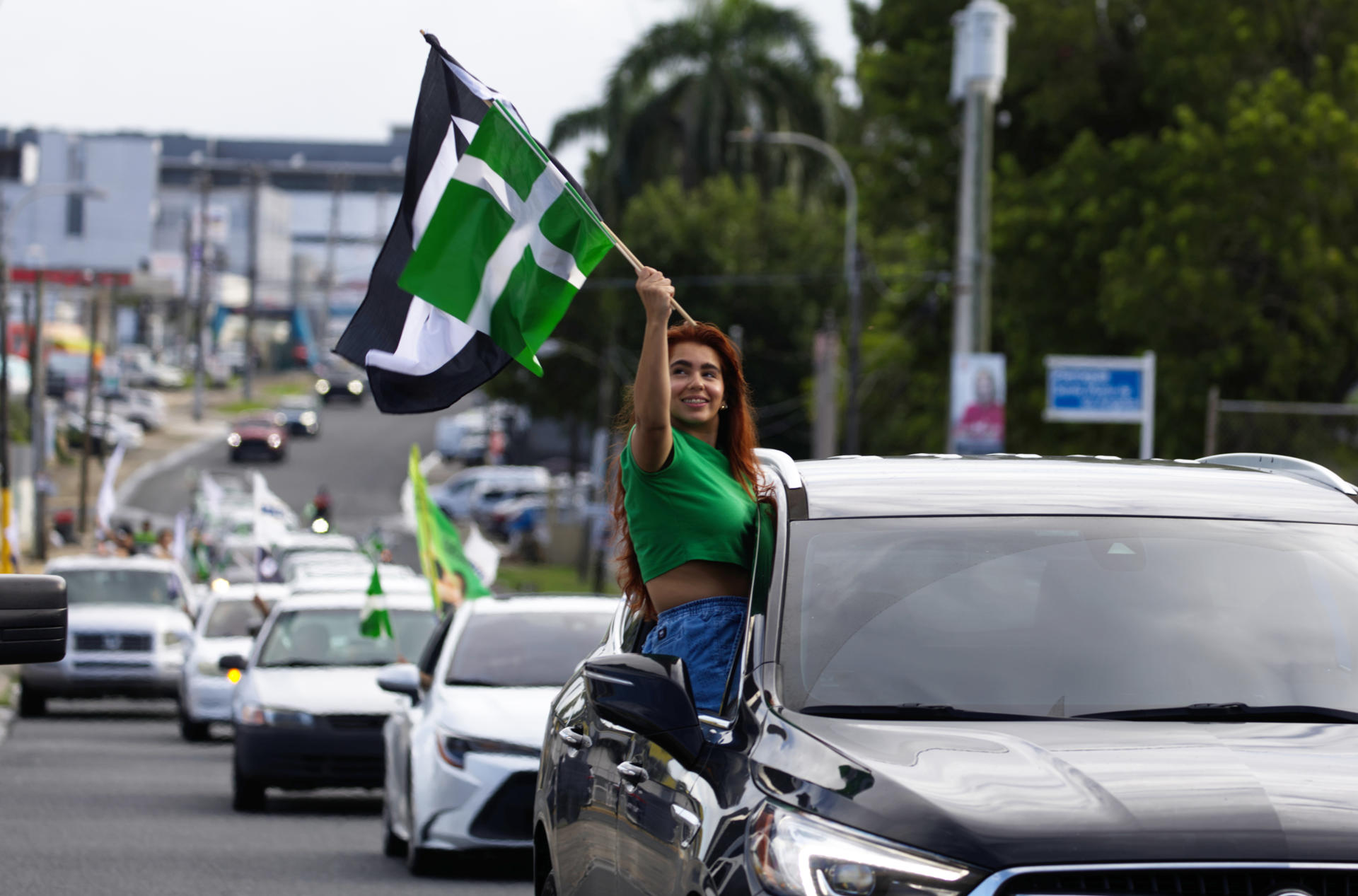 Simpatizantes de Alianza de País participan en sus vehículos en la 'Caravana del Triunfo', este sábado en San Juan (Puerto Rico). EFE/ Thais Llorca
