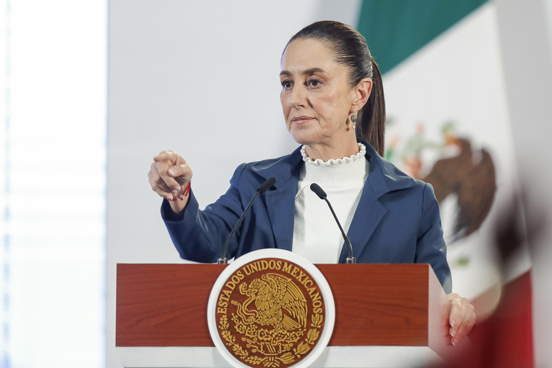 La presidenta de México, Claudia Sheinbaum, habla este jueves durante una rueda de prensa en Palacio Nacional, de la Ciudad de México (México). EFE/ Isaac Esquivel
