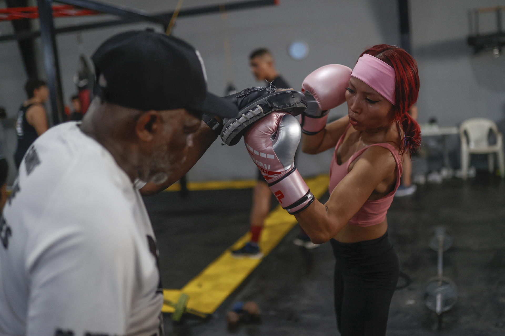 Yulissa Serrano comienza una sesión de boxeo en un gimnasio de Ciudad de Panamá. EFE/Bienvenido Velasco
