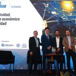 Desde la izquierda, el moderador, Jonathan Gonzalez; el líder del Instituto de Investigación de Tecnología Industrial de Taiwan, Tony Lin; el presidente de IDEX Chihuahua, René Espinosa; y el secretario de Innovación y Desarrollo Económico del Gobierno de Chihuahua, Ulises Fernández posan durante el foro Competitividad desarrollo económico y Prosperidad, en Chihuahua (México). EFE/ Alex Cruz