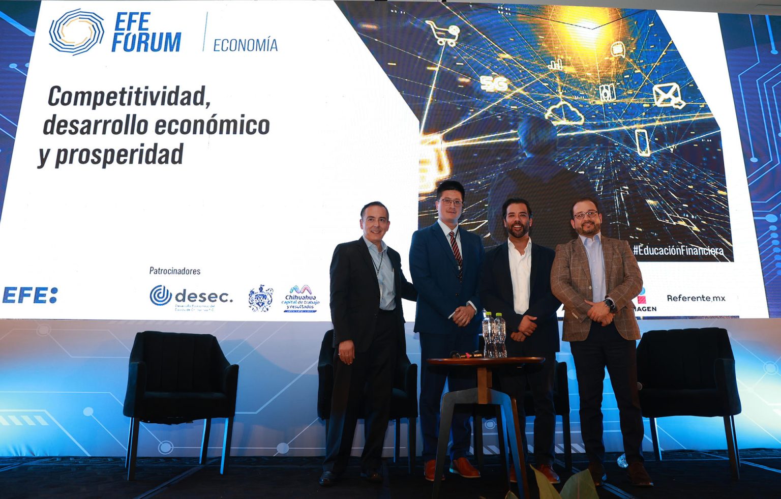 Desde la izquierda, el moderador, Jonathan Gonzalez; el líder del Instituto de Investigación de Tecnología Industrial de Taiwan, Tony Lin; el presidente de IDEX Chihuahua, René Espinosa; y el secretario de Innovación y Desarrollo Económico del Gobierno de Chihuahua, Ulises Fernández posan durante el foro Competitividad desarrollo económico y Prosperidad, en Chihuahua (México). EFE/ Alex Cruz