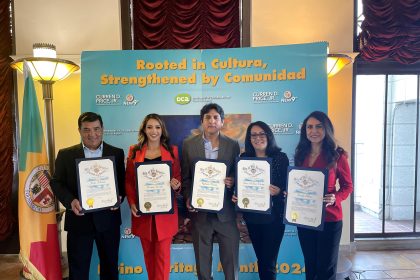 Fotografía cedida por Gabriela Barrera donde aparecen los periodistas desde la izquierda, el mexicano Jorge Macias, la ecuatoriana Viviana Sarrade, el peruano Roberto Ticona, la colombiana Ana Milena Varón, y la mexicana Erika Flores, posando con sus certificados de reconocimiento ofrecido por el Ayuntamiento de Los Ángeles, California. EFE/ Gabriela Barrera  /SOLO USO EDITORIAL /NO VENTAS /SOLO DISPONIBLE PARA ILUSTRAR LA NOTICIA QUE ACOMPAÑA /CRÉDITO OBLIGATORIO