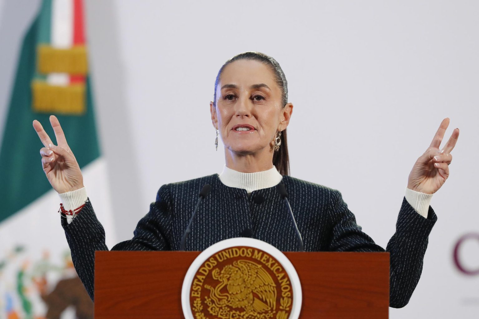 La presidenta de México, Claudia Sheinbaum, habla durante una rueda de prensa este jueves en el Palacio Nacional en la Ciudad de México (México). EFE/ Mario Guzmán