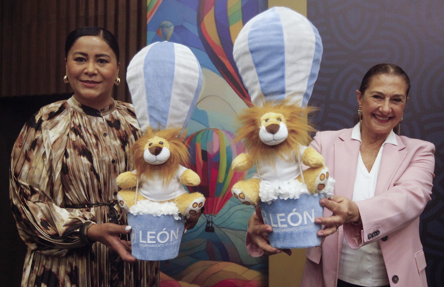 La directora del mayor festival aerostático de México, Escandra Salim (d), y directora de hospitalidad y turismo de León, Yasmín Quirós (i), posan este miércoles al termino de una rueda de prensa para anunciar el Festival del Globo de León, en la ciudad de Guadalajara, en Jalisco (México).  EFE/ Francisco Guasco