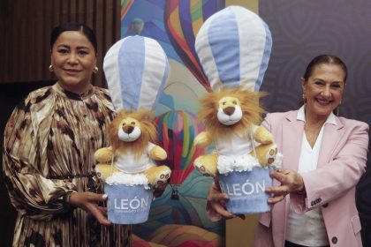 La directora del mayor festival aerostático de México, Escandra Salim (d), y directora de hospitalidad y turismo de León, Yasmín Quirós (i), posan este miércoles al termino de una rueda de prensa para anunciar el Festival del Globo de León, en la ciudad de Guadalajara, en Jalisco (México).  EFE/ Francisco Guasco