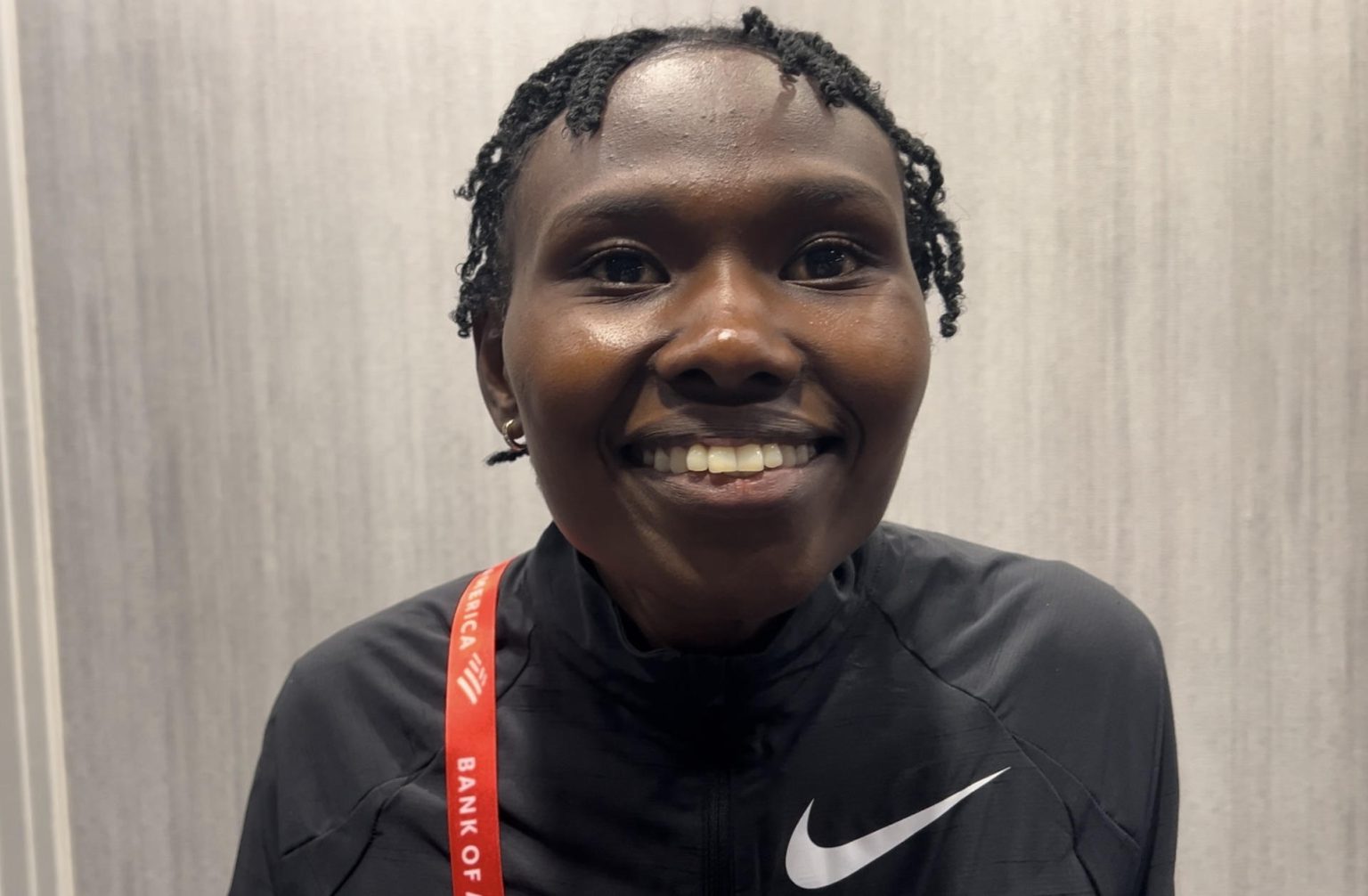 La keniana Ruth Chepngetich posa durante una entrevista con EFE en Chicago (Estados Unidos). Chepngetich doble campeona del Maratón de Chicago, no se escondió y aseguró a EFE que encara el Maratón de este domingo en la Ciudad del Viento decidida no solo a triunfar, sino también a sellar el nuevo récord de la carrera. EFE/ Andrea Montolivo