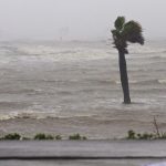 El NHC avisó de que hacia el domingo la costa del sureste de EEUU, recientemente impactada por el huracán Helene, podría registrar un fuerte oleaje debido a Kirk, que se mueve hacia el noroeste a 17 kilómetros por hora (10 millas). Imagen de archivo. EFE/DAN ANDERSON