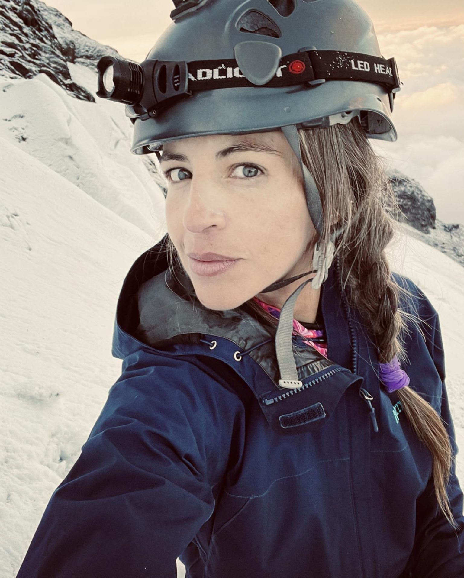 Fotografía cedida por la montanista Zu Romero escalando una montaña. EFE/ Zu Romero / Solo uso editorial