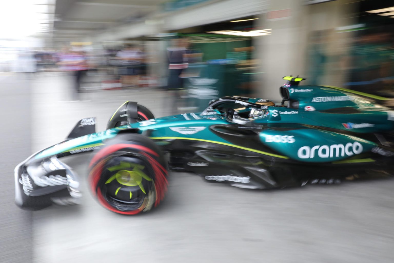 El español Fernando Alonso de Aston Martin sale del garaje en la tercera practica del Gran Premio de México este sábado, en el Autódromo de los Hermanos Rodríguez en Ciudad de México (México). EFE/ Mario Guzmán