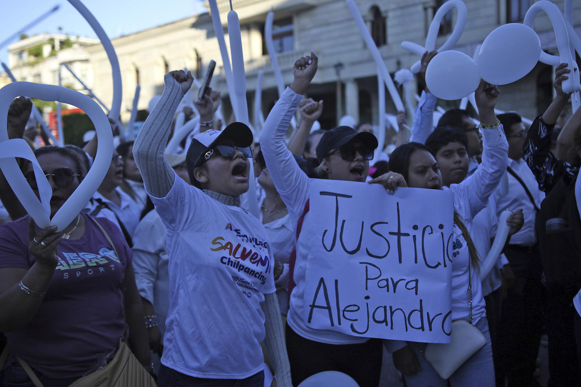 Un grupo de personas grita consignas, durante la marcha para exigir justicia por el asesinato del alcalde Alejandro Arcos Catalán, este jueves en Chilpancingo, en el estado de Guerrero (México). EFE/José Luis de la Cruz
