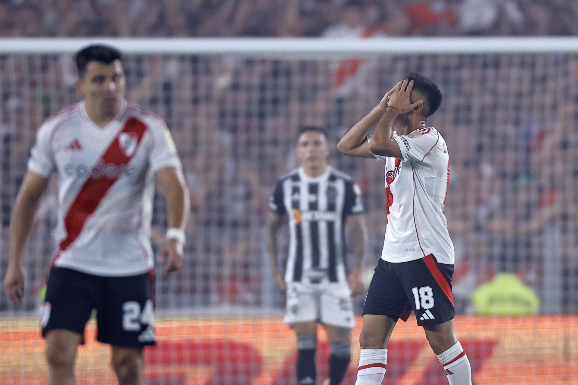 Gonzalo Martinez (d) de River reacciona en un partido de las semifinales de la Copa Libertadores. EFE/ Juan Ignacio Roncoroni
