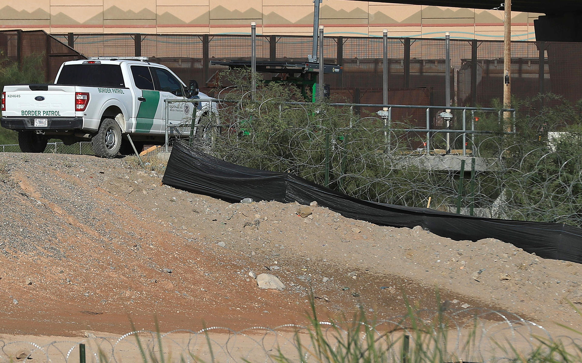 Integrantes de la Guardia Nacional del Estado de Texas, vigilan barricadas de alambre de púas, el 11 de octubre de 2024 en el muro fronterizo de Ciudad Juárez en el estado de Chihuahua (México). EFE/Luis Torres
