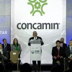 El presidente de la Confederación de Cámaras Industriales de México (CONCAMIN) Alejandro Malagón (c), habla durante la reunión anual de industriales este lunes, en las instalaciones de Cintermex en la ciudad de Monterrey (México). EFE/Miguel Sierra