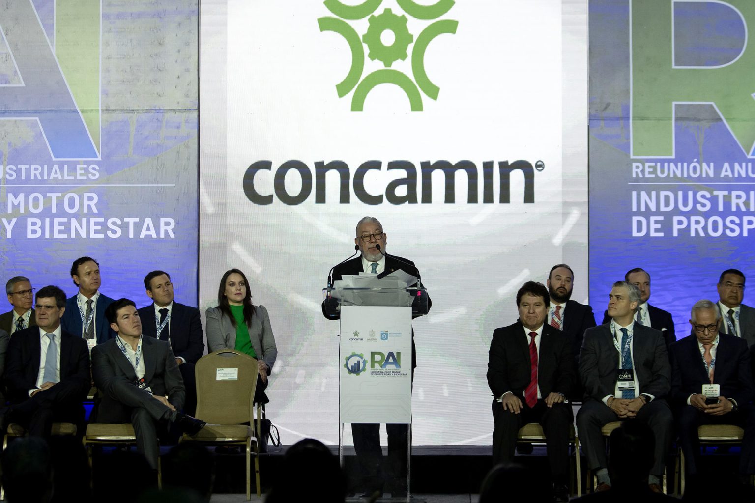 El presidente de la Confederación de Cámaras Industriales de México (CONCAMIN) Alejandro Malagón (c), habla durante la reunión anual de industriales este lunes, en las instalaciones de Cintermex en la ciudad de Monterrey (México). EFE/Miguel Sierra