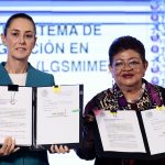 La presidenta de México, Claudia Sheinbaum (i), y la consejera jurídica de la Presidencia, Ernestina Godoy, muestran dos iniciativas este lunes, durante una conferencia de prensa en Palacio Nacional de la Ciudad de México (México). EFE/ José Méndez