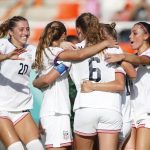 Jugadoras de Estados Unidos celebran el gol de Kennedy Fuller ante Nigeria en el estadio Cibao en Santiago de los Caballeros (República Dominicana). EFE/ Diana Sánchez