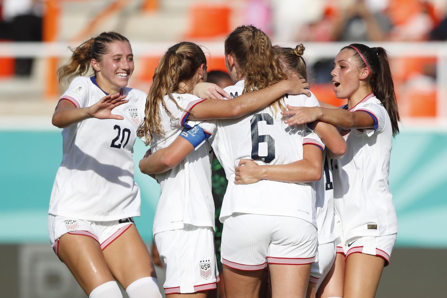 Jugadoras de Estados Unidos celebran el gol de Kennedy Fuller ante Nigeria en el estadio Cibao en Santiago de los Caballeros (República Dominicana). EFE/ Diana Sánchez