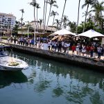 Familiares y amigos de personas fallecidas y desaparecidas asisten a una misa este viernes, en el balneario de Acapulco en Guerrero (México). EFE/David Guzmán