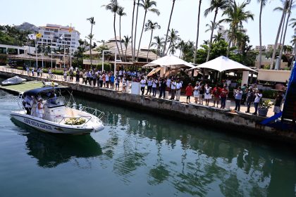 Familiares y amigos de personas fallecidas y desaparecidas asisten a una misa este viernes, en el balneario de Acapulco en Guerrero (México). EFE/David Guzmán