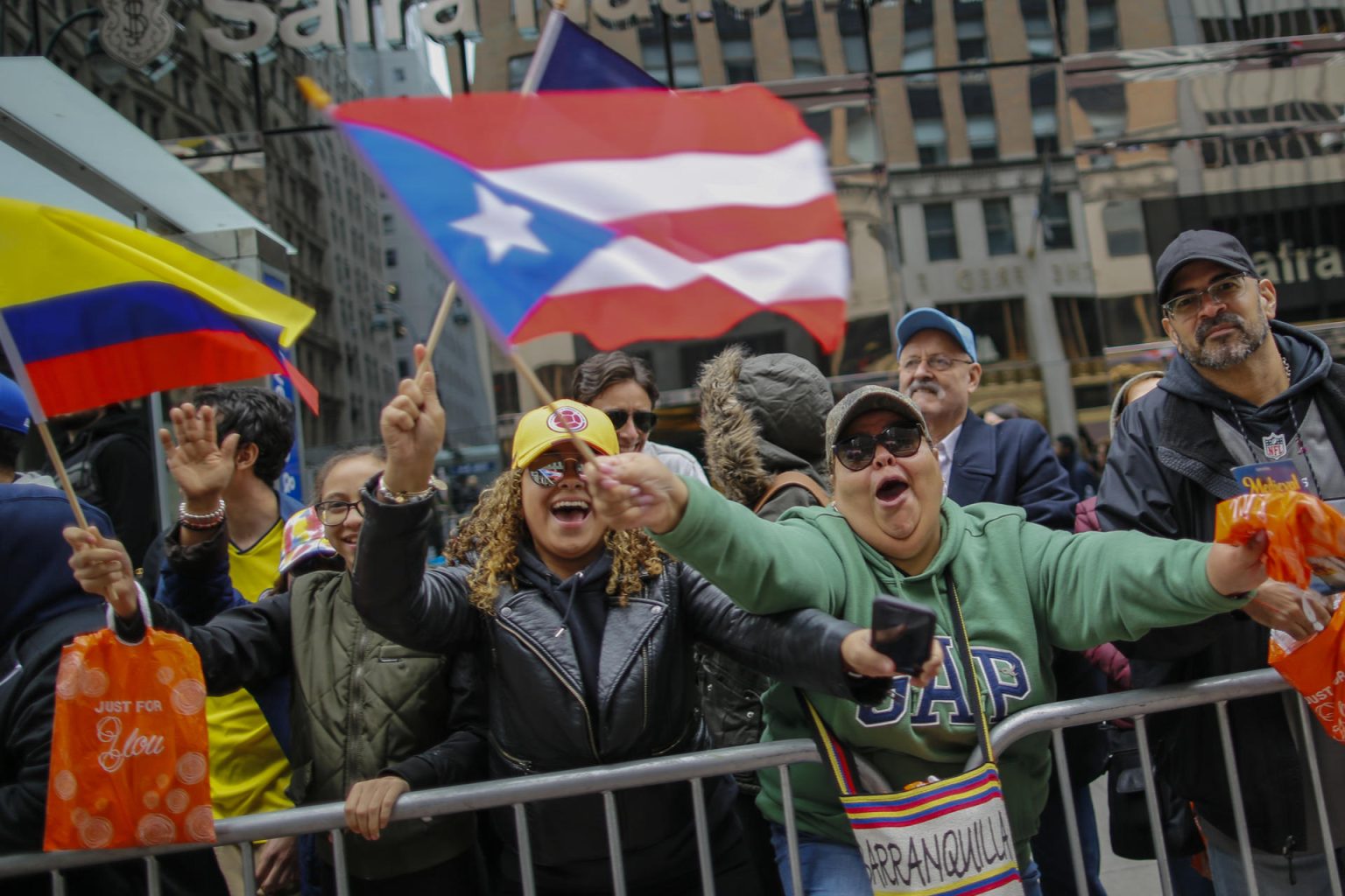 Asistentes ondean banderas de distintos países durante el Desfile de la Hispanidad en Nueva York (Estados Unidos). Archivo. EFE/Eduardo Muñoz Álvarez