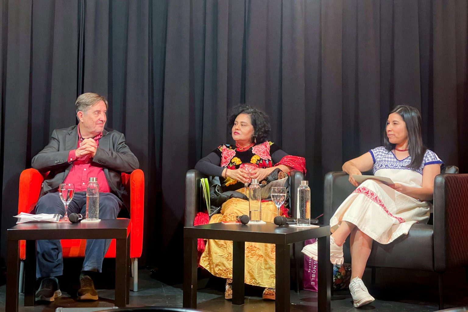 El director del Cervantes y escritor, Luis García Montero (i) la poeta mexicana, Natalia Toledo(c), y la poeta Margarita León asisten a un evento este jueves, en Nueva York (Estados Unidos). EFE/ Alicia Sánchez Gómez