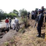 Fotografía de archivo del 22 de mayo de 2019 de policías vigilando de un ducto clandestino en la comunidad de San Francisco Tlaloc, municipio de San Matías Tlalancaleca estado de Puebla (México). EFE/ Alex Cortés