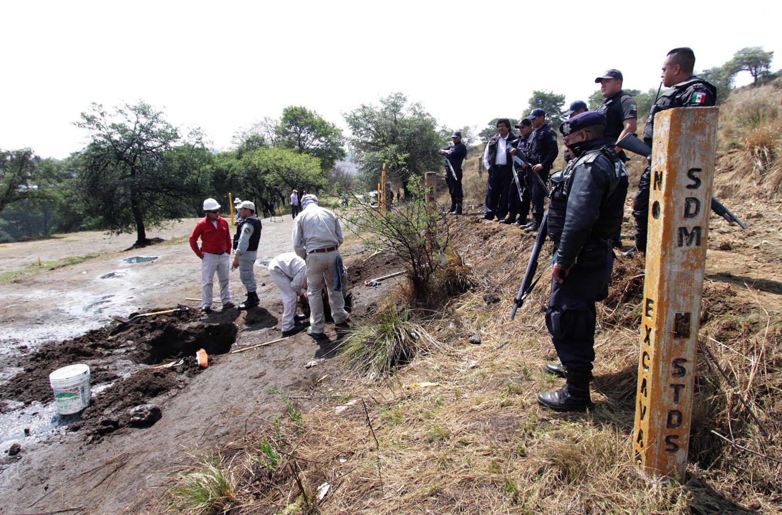 Fotografía de archivo del 22 de mayo de 2019 de policías vigilando de un ducto clandestino en la comunidad de San Francisco Tlaloc, municipio de San Matías Tlalancaleca estado de Puebla (México). EFE/ Alex Cortés