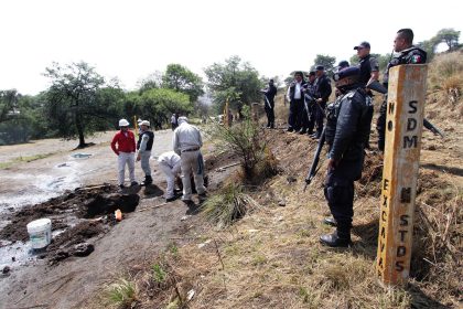 Fotografía de archivo del 22 de mayo de 2019 de policías vigilando de un ducto clandestino en la comunidad de San Francisco Tlaloc, municipio de San Matías Tlalancaleca estado de Puebla (México). EFE/ Alex Cortés