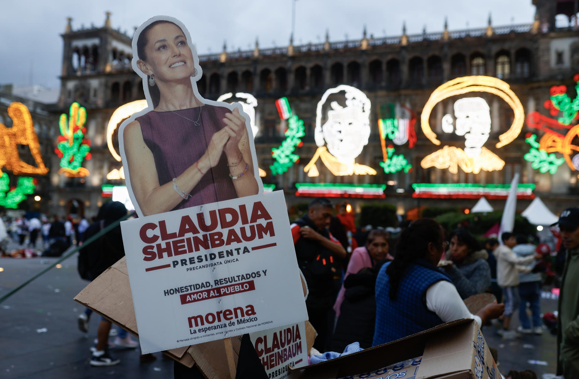 Fotografía de un cartel con la imagen de la presidenta de México, Claudia Sheinbaum, este martes en el Zócalo de la Ciudad de México (México). EFE/ Bienvenido Velasco
