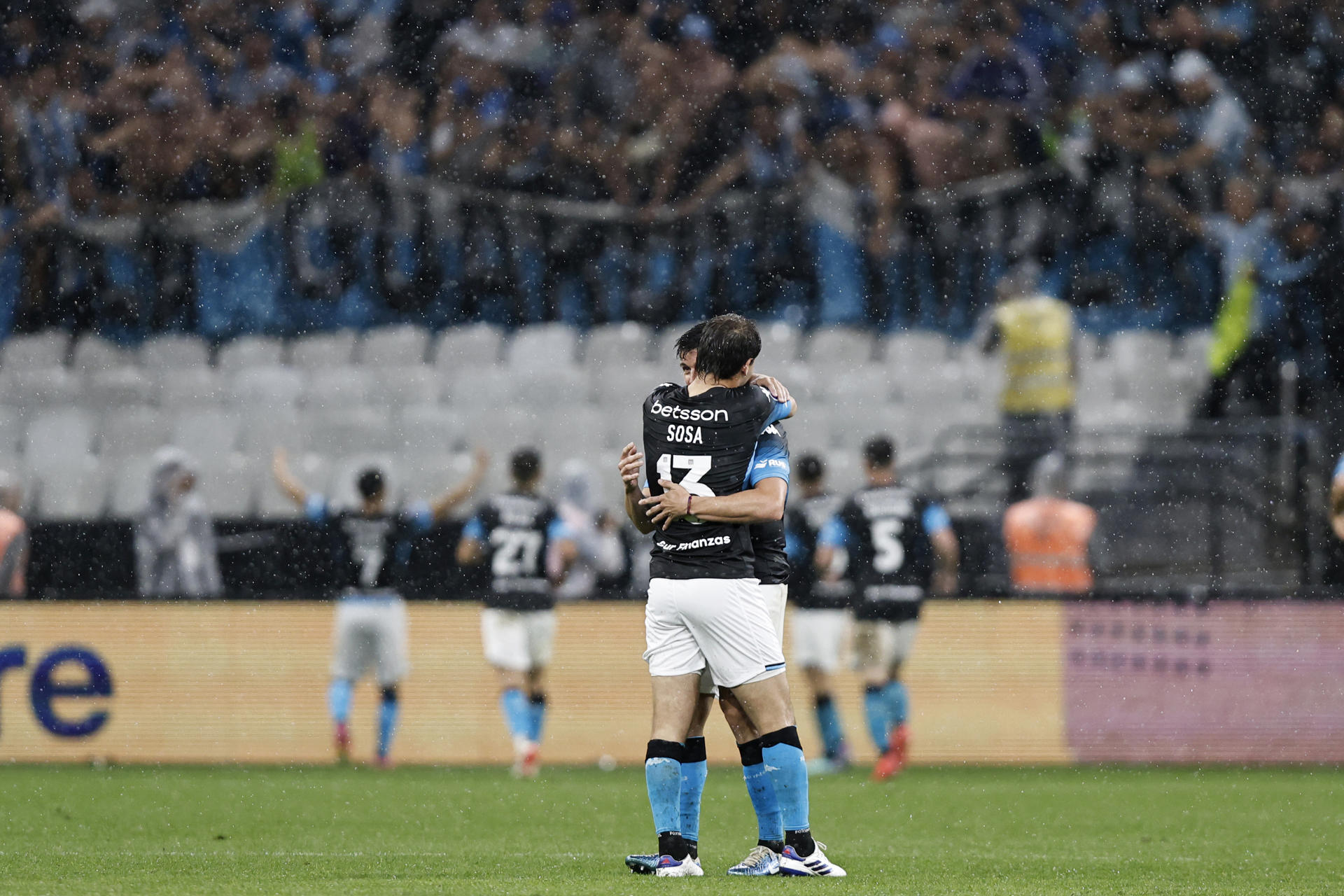 Jugadores de Racing de Argentina fueron registrados este jueves, 24 de octubre, al celebrar un gol que su compañero Gastón Martirena le anotó a Corinthians de Brasil, durante el partido de ida de esta llave semifinal de la Copa Sudamericana, en el estadio Neo Química Arena de Sao Paulo (Brasil). EFE/Isaac Fontana
