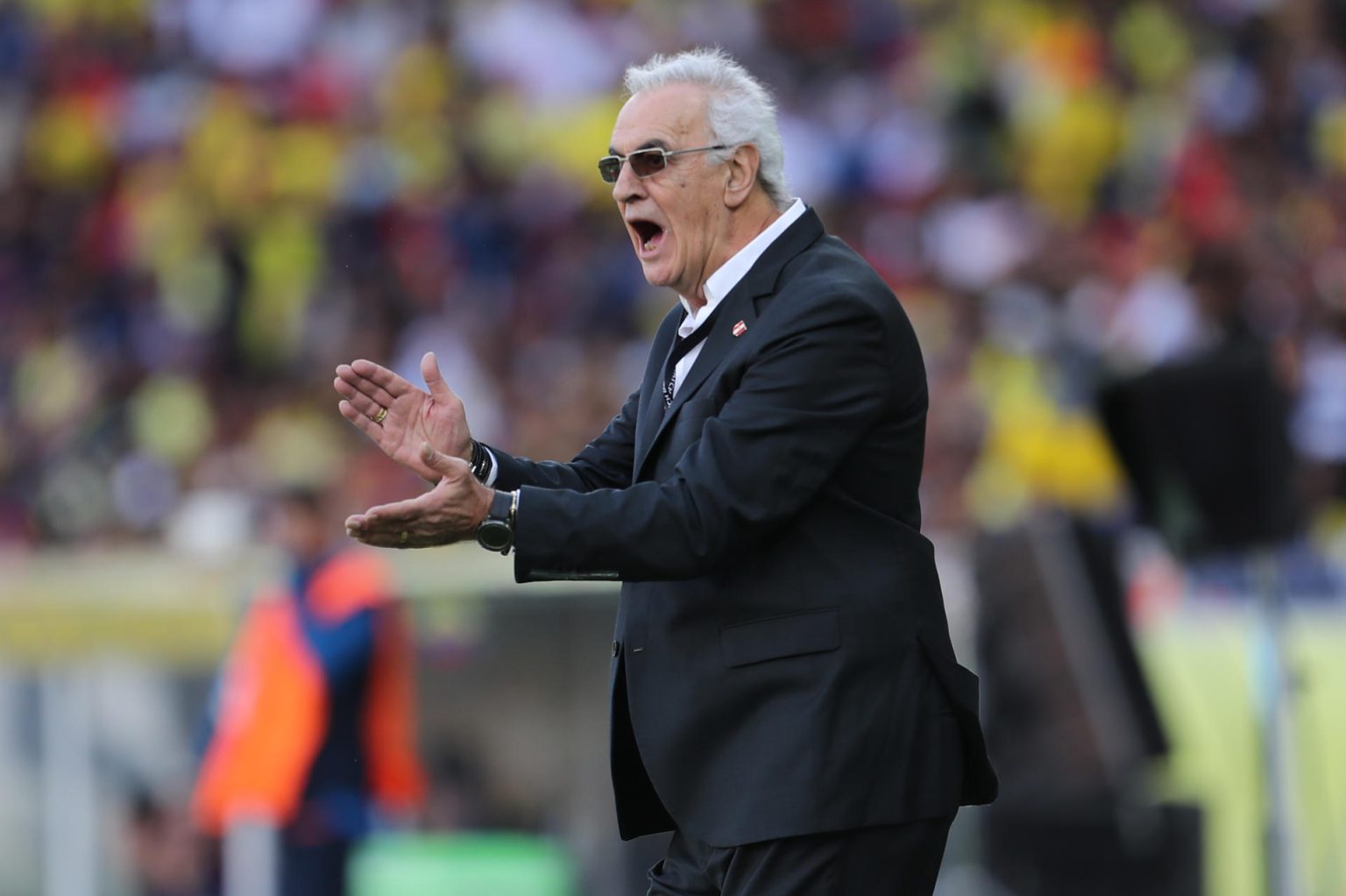 El seleccionador de Perú Jorge Fossati dirige en un partido de las eliminatorias sudamericanas para el Mundial de 2026, en una imagen de archivo. EFE/ José Jácome