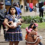 Fotografía de archivo que muestra mujeres indígenas embera mientras habitan el parque Nacional en Bogotá (Colombia). EFE/Mauricio Dueñas Castañeda