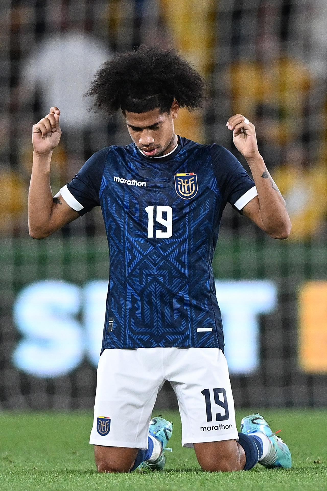 Fotografía de archivo del centrocampista del club Liga de Quito Marco Angulo durante un partido de la selección ecuatoriana. El jugador permanece hospitalizado con pronóstico reservado Quito a raíz de un accidente de tránsito registrado la madrugada de este lunes y que provocó la muerte de, al menos dos personas, entre estas otro futbolista. EFE/EPA/JAMES ROSS AUSTRALIA AND NEW ZEALAND OUT