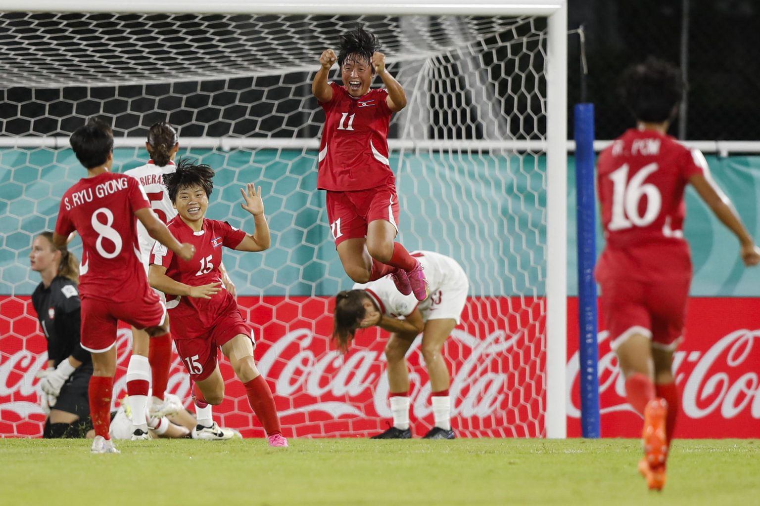 Rim-Jong Choe (c), celebra su gol, que le dio el pase a la semifinal a Corea del Norte ante Polonia en el Mundial Femenino sub-17. EFE/ Diana Sánchez