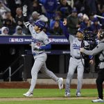 El bateador designado Shohei Ohtani celebra el jonrón de tres carreras que aportó este miércoles a la victoria de los Dodgers de Los Ángeles por 8-0 sobre los Mets de Nueva York en el tercer juego de la Serie de Campeonato de la Liga Americana de las Grandes Ligas. EFE/EPA/CJ GUNTHER