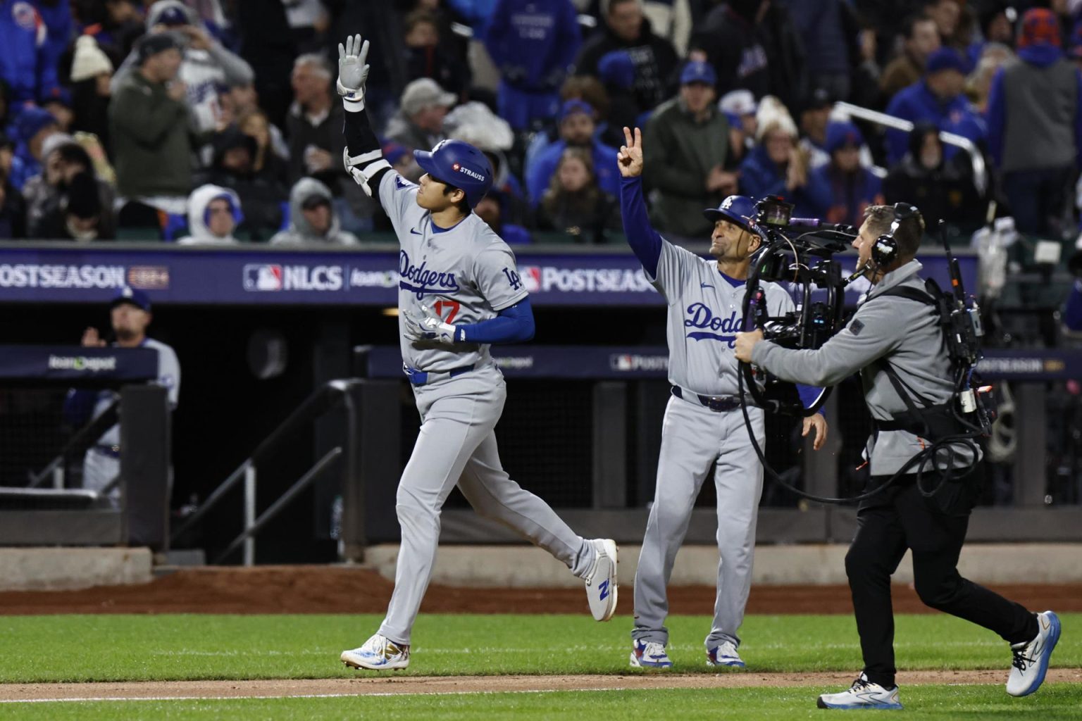 El bateador designado Shohei Ohtani celebra el jonrón de tres carreras que aportó este miércoles a la victoria de los Dodgers de Los Ángeles por 8-0 sobre los Mets de Nueva York en el tercer juego de la Serie de Campeonato de la Liga Americana de las Grandes Ligas. EFE/EPA/CJ GUNTHER