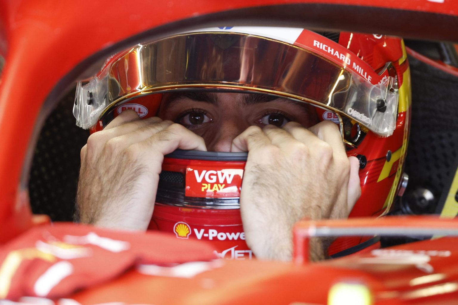 Carlos Sainz de España para el equipo Ferrari se baja el casco en boxes antes de la carrera Sprint en Austin, Texas, EE. UU.. EFE/EPA/JOHN MABANGLO